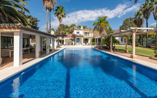 Exklusive Villa in Estepona mit großem Entwicklungspotenzial