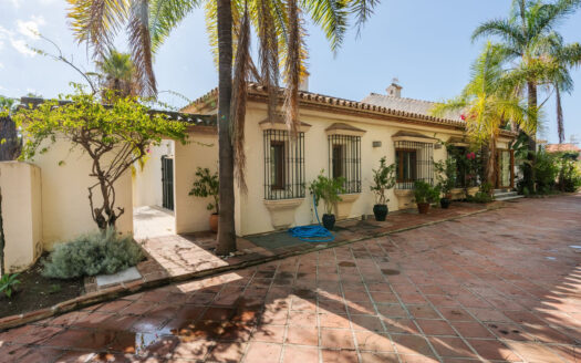 Exklusive Villa in Estepona mit großem Entwicklungspotenzial