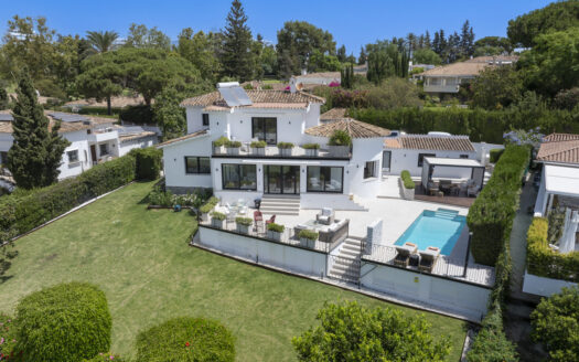 Moderne Villa in Guadalmina: Eleganz trifft Golfplatz-Luxus