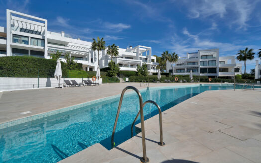 Moderne Wohnung mit privatem Garten in Benahavís – Exklusiv leben