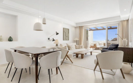 Elegante Mittelgeschosswohnung mit Meerblick in Aloha, Costa del Sol