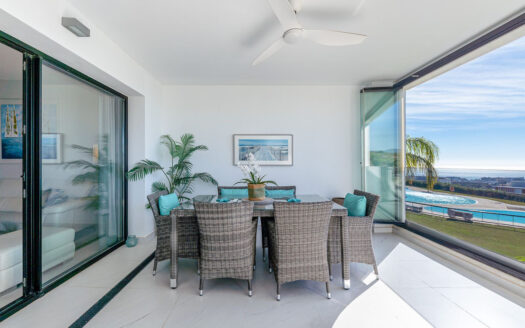 Elegantes 4-Schlafzimmer-Apartment in Estepona Hills