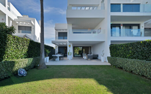 Moderne Wohnung mit privatem Garten in Benahavís – Exklusiv leben