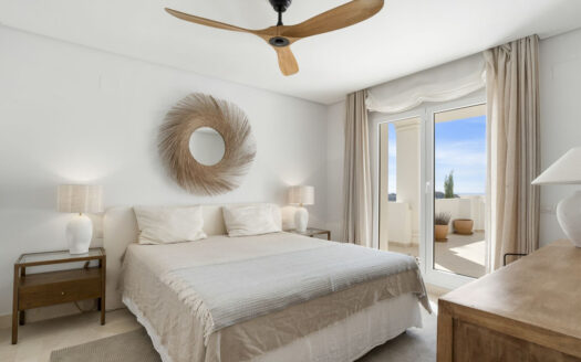 Elegante Mittelgeschosswohnung mit Meerblick in Aloha, Costa del Sol