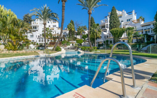 Elegantes Eckapartment in Nueva Andalucía an der Costa del Sol