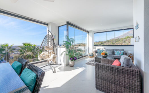 Elegantes 4-Schlafzimmer-Apartment in Estepona Hills