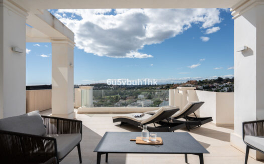 Elegantes Apartment mit atemberaubendem Meerblick in Marbella