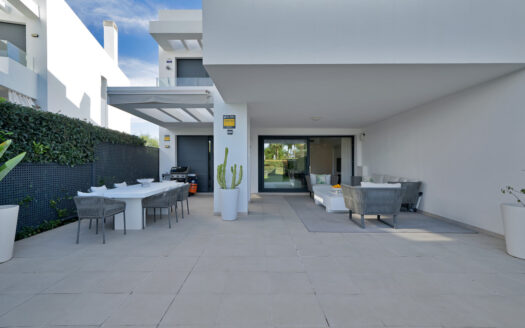 Moderne Wohnung mit privatem Garten in Benahavís – Exklusiv leben