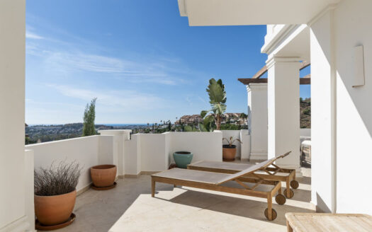 Elegante Mittelgeschosswohnung mit Meerblick in Aloha, Costa del Sol