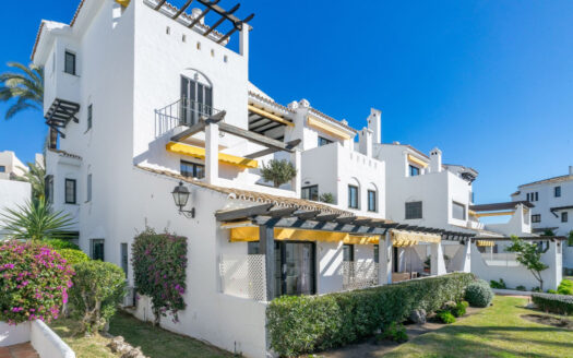 Elegantes Eckapartment in Nueva Andalucía an der Costa del Sol