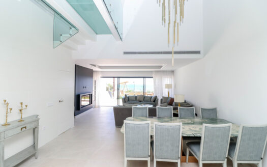 Elegantes Doppelhaus-Stadthaus mit Meerblick in Estepona