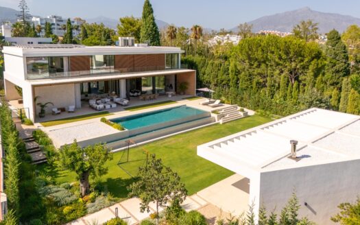Elegante Villa in Marbella: Modernes Wohnen in Guadalmina Alta