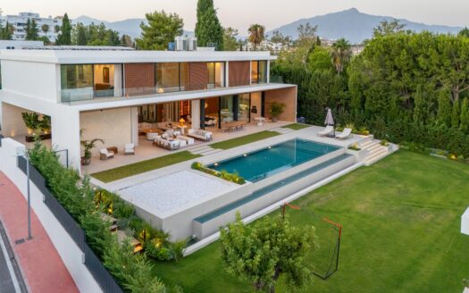 Elegante Villa in Marbella: Modernes Wohnen in Guadalmina Alta