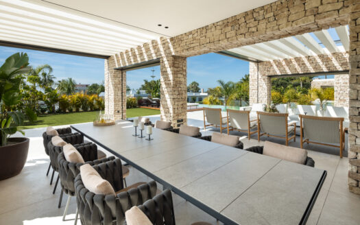 Elegante Villa in Nueva Andalucia mit atemberaubendem Design