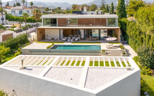 Elegante Villa in Marbella: Modernes Wohnen in Guadalmina Alta