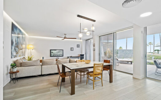 Elegantes Apartment mit Garten und Meerblick in Estepona