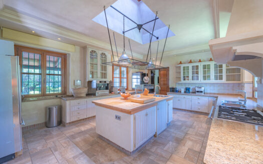 Schöne Villa im Landhausstil mit zehn Schlafzimmern in Südlage in El Velerin, Estepona, mit großem privatem Garten und Swimmingpool. Das Anwesen verfügt über eine große Eingangshalle; gemütlicher Wohnbereich mit Kamin und hohen Decken; Esszimmer; voll ausgestattete Küche mit Kochinsel; die Master-Suite; und neun Gästesuiten. Es gibt auch ein Spa mit Jacuzzi und ein Fitnessstudio. Zu den weiteren Ausstattungsmerkmalen gehören Parkplätze für sechs Autos, Klimaanlage warm/kalt und Zentralheizung.