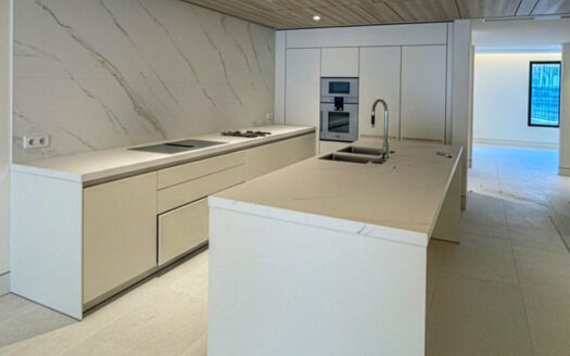 Luxusimmobilie direkt am Strand | Uno Residences Marbella | Marbella
Strandimmobilie in erster Linie innerhalb einer hochwertigen Wohnanlage mit direktem Zugang zu Stadt, Yachthafen, Golfplätzen, Schulen und Einkaufsbereichen. Geeignet als Hauptwohnsitz oder als Anlageobjekt.
Ausrichtung und Zustand
Mehrere Ausrichtungen für optimale Lichtverhältnisse. Neubau in ausgezeichnetem Zustand mit moderner Architektur.
Ausstattung und Lifestyle
Gemeinschafts- und Privatpools (innen, beheizt, Kinderbecken), Fitnessraum, Sauna, Sportplätze, Restaurant und 24-Stunden-Rezeption.
Komfort und Technik
Klimaanlage warm/kalt, Fußbodenheizung (auch in Bädern), Doppelverglasung, Glasfaserinternet und Smart-Home-System.
Ausblicke
Meer-, Strand-, Panorama-, Berg-, Yachthafen-, Garten- und Poolblick je nach Einheit.
Innenbereiche
Überdachte und private Terrassen, Solariumoptionen, Einbauschränke, en-suite Bäder, Marmor- oder Holzböden, Abstellräume, Hauswirtschaftsraum, Jacuzzi und Freizeitbereiche.
Sicherheit und Parken
Geschlossene Anlage mit 24-Stunden-Sicherheitsdienst, Alarmanlagen und elektrischen Jalousien. Tiefgarage und private Stellplätze mit E-Ladestation.
Positionierung
Moderne Luxus-Strandimmobilie mit stabilen Investmentkennzahlen und langfristiger Wertbeständigkeit.