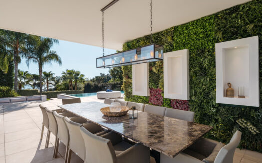 In der exklusiven, gesicherten Wohnanlage El Madroñal in Benahavís gelegen, vereint diese außergewöhnliche mediterrane Residenz Luxus, Privatsphäre und naturnahe Ruhe auf harmonische Weise. Entworfen von einem renommierten Architekten, erstreckt sich das Anwesen über zwei Ebenen und überzeugt durch großzügige Raumgestaltung sowie eine fließende Verbindung zwischen Innen- und Außenbereichen.
Die Immobilie verfügt über fünf großzügige Schlafzimmer, jeweils mit eigenem Bad, ein zusätzliches Gäste-WC sowie ein separates Gästeapartment, das denselben hochwertigen Standard wie das Haupthaus bietet. Dank der Südausrichtung genießen die Innenräume den ganzen Tag über natürliches Licht sowie beeindruckende Panoramablicke auf das Meer, die Berge und den eleganten Poolbereich.
Modernste Ausstattungsmerkmale wie elektrische Jalousien, ein fortschrittliches Alarmsystem und eine automatische Bewässerungsanlage unterstreichen den hohen Qualitätsanspruch. Die Küche ist mit exklusiven Gaggenau-Geräten ausgestattet und verbindet zeitgemäßes Design mit maximaler Funktionalität. Die vollständig möblierten Innenräume präsentieren sich in einem stilvollen, modernen Ambiente und schaffen eine warme, einladende Atmosphäre.
Großzügige Terrassen erweitern den Wohnraum nach außen und laden sowohl zum Entspannen als auch zum stilvollen Empfangen ein – mit der Costa del Sol als beeindruckender Kulisse. Umgeben von Wäldern und in unmittelbarer Nähe zum Naturpark Sierra de las Nieves bietet El Madroñal ein Höchstmaß an Ruhe und Naturverbundenheit.
Trotz der abgeschiedenen Lage sind Marbella, Estepona und die Küste über die Autobahn AP-7 schnell erreichbar. Erstklassige Golfplätze, gehobene Gastronomie, exklusive Einkaufsmöglichkeiten sowie internationale Schulen befinden sich in kurzer Distanz.
Mit doppeltem Sicherheitszugang und 24-Stunden-Überwachung bietet diese Immobilie ein anspruchsvolles Lebensgefühl, das Eleganz, Komfort und Sicherheit in einer der begehrtesten Lagen Südspaniens vereint.