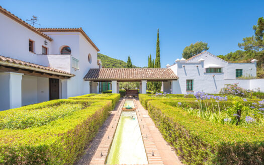 Schöne Villa im Landhausstil mit zehn Schlafzimmern in Südlage in El Velerin, Estepona, mit großem privatem Garten und Swimmingpool. Das Anwesen verfügt über eine große Eingangshalle; gemütlicher Wohnbereich mit Kamin und hohen Decken; Esszimmer; voll ausgestattete Küche mit Kochinsel; die Master-Suite; und neun Gästesuiten. Es gibt auch ein Spa mit Jacuzzi und ein Fitnessstudio. Zu den weiteren Ausstattungsmerkmalen gehören Parkplätze für sechs Autos, Klimaanlage warm/kalt und Zentralheizung.