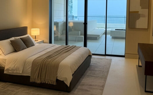 Luxusimmobilie direkt am Strand | Uno Residences Marbella | Marbella
Strandimmobilie in erster Linie innerhalb einer hochwertigen Wohnanlage mit direktem Zugang zu Stadt, Yachthafen, Golfplätzen, Schulen und Einkaufsbereichen. Geeignet als Hauptwohnsitz oder als Anlageobjekt.
Ausrichtung und Zustand
Mehrere Ausrichtungen für optimale Lichtverhältnisse. Neubau in ausgezeichnetem Zustand mit moderner Architektur.
Ausstattung und Lifestyle
Gemeinschafts- und Privatpools (innen, beheizt, Kinderbecken), Fitnessraum, Sauna, Sportplätze, Restaurant und 24-Stunden-Rezeption.
Komfort und Technik
Klimaanlage warm/kalt, Fußbodenheizung (auch in Bädern), Doppelverglasung, Glasfaserinternet und Smart-Home-System.
Ausblicke
Meer-, Strand-, Panorama-, Berg-, Yachthafen-, Garten- und Poolblick je nach Einheit.
Innenbereiche
Überdachte und private Terrassen, Solariumoptionen, Einbauschränke, en-suite Bäder, Marmor- oder Holzböden, Abstellräume, Hauswirtschaftsraum, Jacuzzi und Freizeitbereiche.
Sicherheit und Parken
Geschlossene Anlage mit 24-Stunden-Sicherheitsdienst, Alarmanlagen und elektrischen Jalousien. Tiefgarage und private Stellplätze mit E-Ladestation.
Positionierung
Moderne Luxus-Strandimmobilie mit stabilen Investmentkennzahlen und langfristiger Wertbeständigkeit.