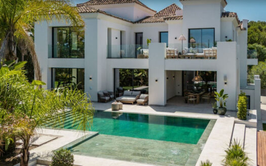 Eingebettet in die prestigeträchtige Wohnanlage El Herrojo in La Quinta vereint diese außergewöhnliche Villa mit sechs Schlafzimmern auf harmonische Weise den klassischen andalusischen Stil mit moderner, zeitgemäßer Eleganz. Kürzlich mit Materialien höchster Qualität vollständig renoviert, bietet die Immobilie eine perfekte Kombination aus Komfort, Stil und zeitloser Raffinesse.
Die Villa erstreckt sich über drei sorgfältig gestaltete Ebenen und wird komplett möbliert sowie bezugsfertig angeboten. Im Hauptgeschoss erwarten Sie großzügige, offen gestaltete Wohnbereiche mit viel Tageslicht sowie eine hochmoderne Küche mit erstklassigen Elektrogeräten. Ein stilvolles Gästezimmer und mehrere einladende Innen- und Außenbereiche schaffen ideale Voraussetzungen für entspanntes Familienleben und repräsentative Anlässe.
Im Obergeschoss befinden sich drei großzügige Schlafzimmer, jeweils mit eigener privater Terrasse und schönem Blick auf die umliegende Landschaft. Die beeindruckende Master-Suite ist ein wahres Refugium und verfügt über einen eigenen Loungebereich, einen maßgefertigten begehbaren Kleiderschrank sowie ein luxuriöses en-suite Badezimmer im Spa-Stil.
Das Untergeschoss setzt neue Maßstäbe in Sachen Wohlbefinden und Freizeitgestaltung: Hier finden sich ein privates Fitnessstudio, ein exklusiver Spa-Bereich mit Sauna sowie zwei weitere Gäste-Suiten. Im Gegensatz zu vielen Untergeschossen überzeugt diese Ebene durch viel natürliches Licht und eine warme, einladende Atmosphäre.
Umgeben von der beeindruckenden Berglandschaft Marbellas bietet diese Villa ein Höchstmaß an Privatsphäre und Ruhe, während erstklassige Golfplätze, internationale Schulen und die berühmte Goldene Meile nur wenige Minuten entfernt liegen. Eine seltene Gelegenheit, eine einzigartige Immobilie in einer der exklusivsten Wohnlagen Marbellas zu erwerben.