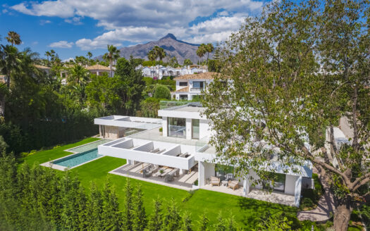 Elegante Villa mit Golfblick im Herzen von Nueva Andalucía