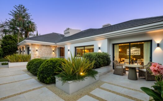 Elegante Villa mit Golfblick in Nueva Andalucía, Costa del Sol