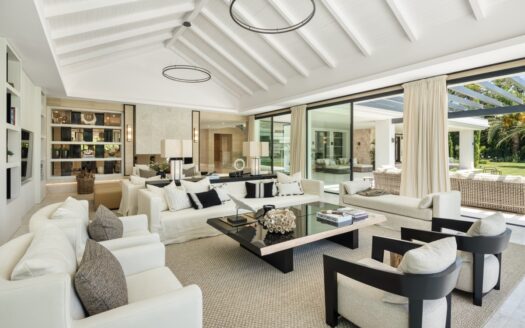 Elegante Villa mit Golfblick in Nueva Andalucía, Costa del Sol