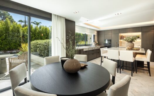 Elegante Villa mit Golfblick in Nueva Andalucía, Costa del Sol