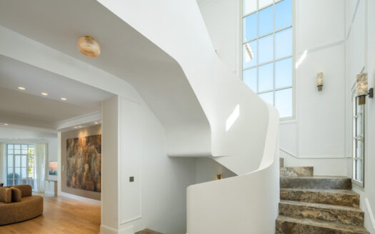 Elegante Villa in Nueva Andalucía: Mediterranes Traumhaus erleben