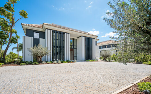 Elegante Villa in Nagüeles: Modernes Wohnen an der Costa del Sol