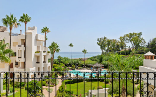 Apartamento en primera línea de playa completamente amueblado en Bahía del Velerín en Estepona