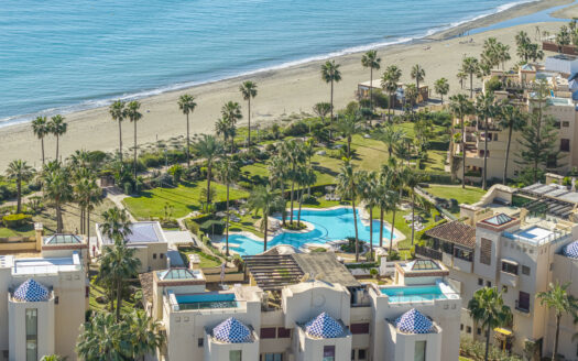 Luxuriös vollständig renoviertes Apartment im mittleren Stockwerk mit 3 Schlafzimmern in der exklusiven Strandwohnanlage Costalita del Mar an der New Golden Mile