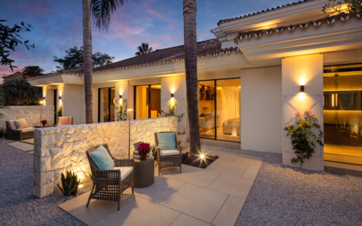 Elegante Villa mit Panoramablick in Nueva Andalucía