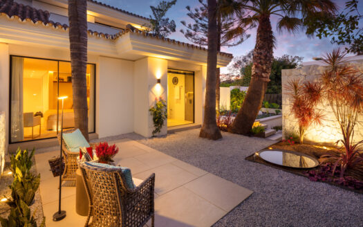 Elegante Villa mit Panoramablick in Nueva Andalucía