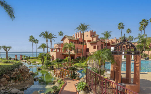 Luxuriös renoviertes Erdgeschoss-Apartment mit 3 Schlafzimmern in erster Strandlinie im Cabo Bermejo an der New Golden Mile – mit elegantem Design und exklusivem Resort-Lifestyle