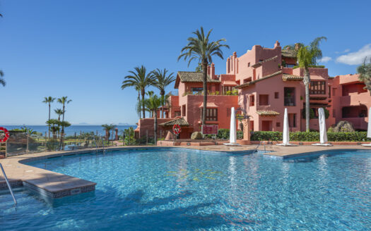 Luxuriös neu renoviertes Erdgeschoss-Apartment mit 3 Schlafzimmern in erster Strandlinie im Cabo Bermejo an der New Golden Mile – mit elegantem Design und Resort-Lifestyle