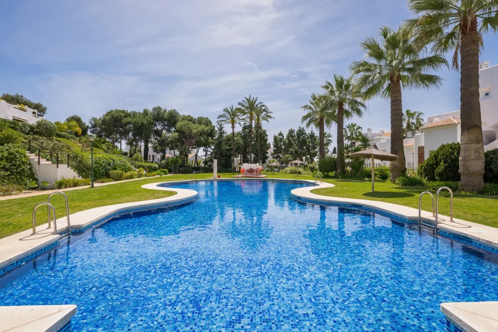 Vollständig möbliertes Apartment im ersten Stock in Los Monteros Palm Beach, Marbella