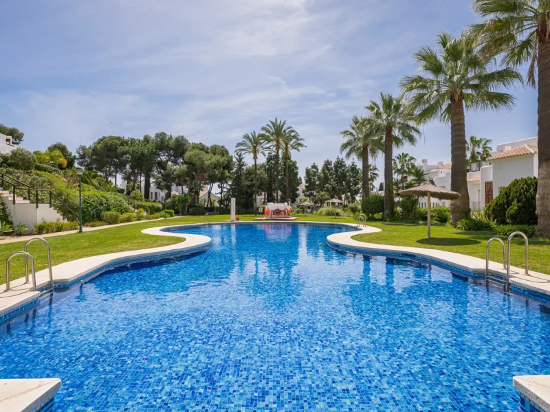 Vollständig möbliertes Apartment im ersten Stock in Los Monteros Palm Beach, Marbella