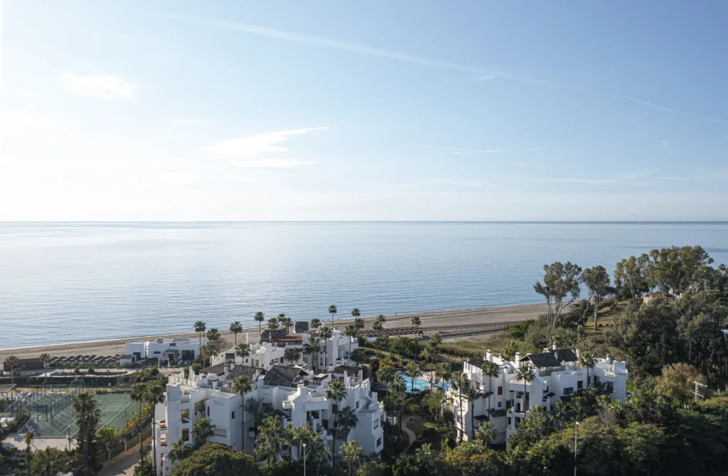 Komplett möblierte Luxus-Wohnung direkt am Strand in Bahia del Velerin in Estepona Ost