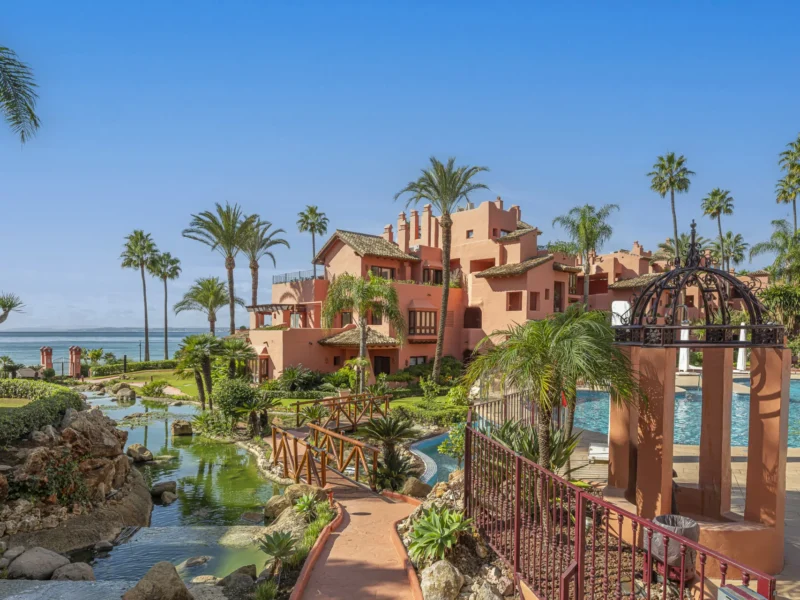 Luxuriös renoviertes Erdgeschoss-Apartment mit 3 Schlafzimmern in erster Strandlinie im Cabo Bermejo an der New Golden Mile – mit elegantem Design und exklusivem Resort-Lifestyle