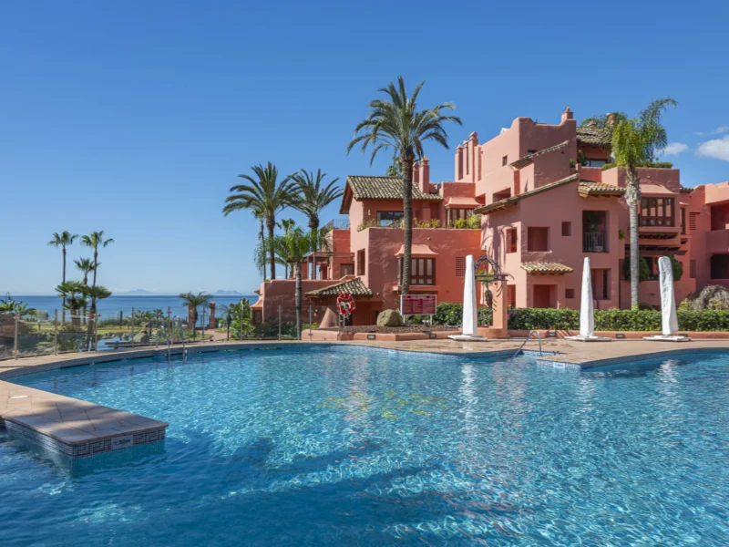 Luxuriös neu renoviertes Erdgeschoss-Apartment mit 3 Schlafzimmern in erster Strandlinie im Cabo Bermejo an der New Golden Mile – mit elegantem Design und Resort-Lifestyle