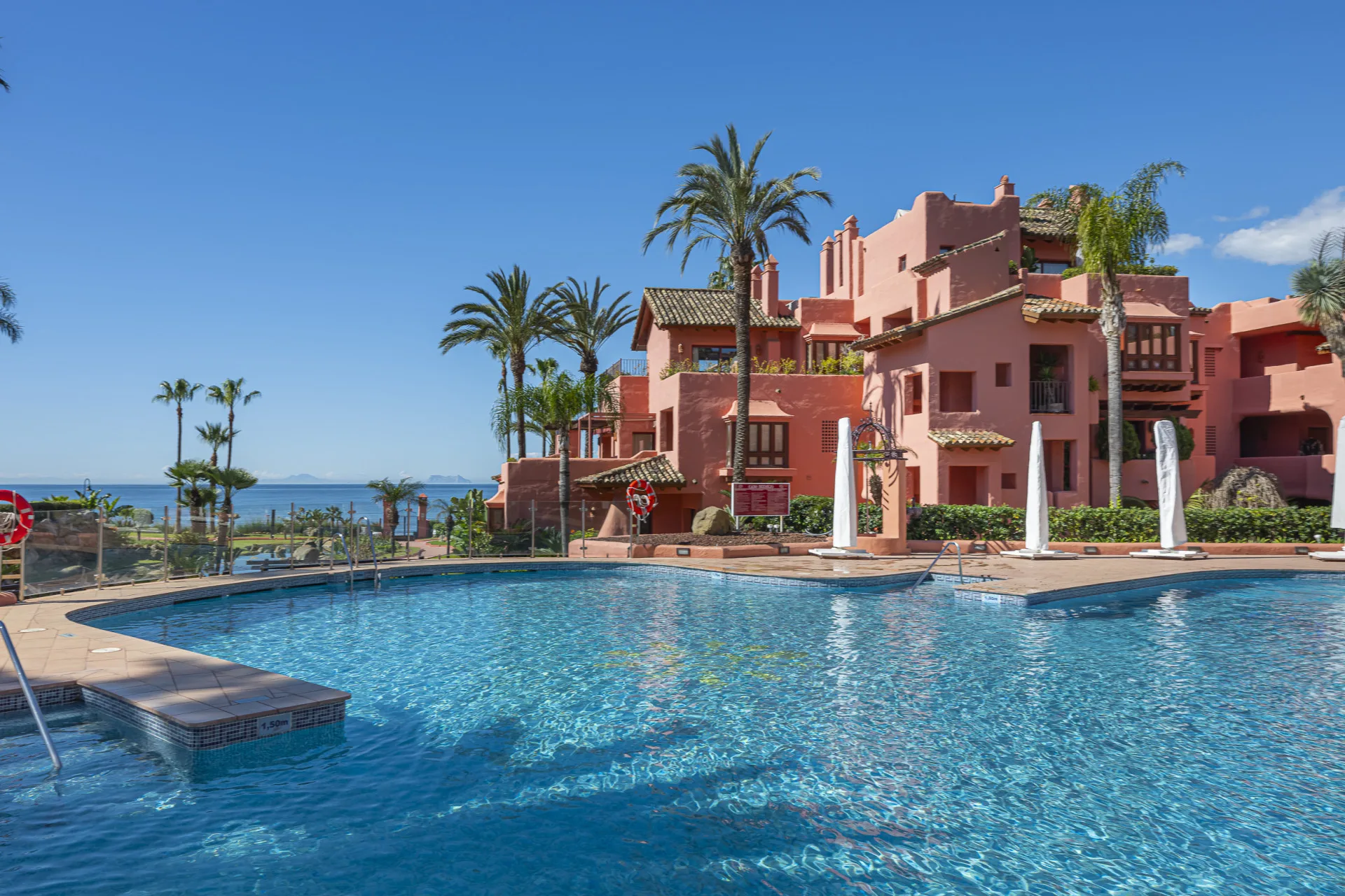 Luxuriös neu renoviertes Erdgeschoss-Apartment mit 3 Schlafzimmern in erster Strandlinie im Cabo Bermejo an der New Golden Mile – mit elegantem Design und Resort-Lifestyle