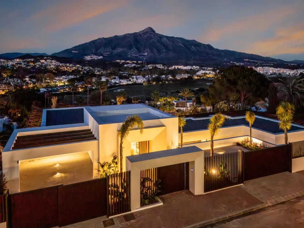 Elegante Villa in Nueva Andalucía mit Blick auf Golfplätze