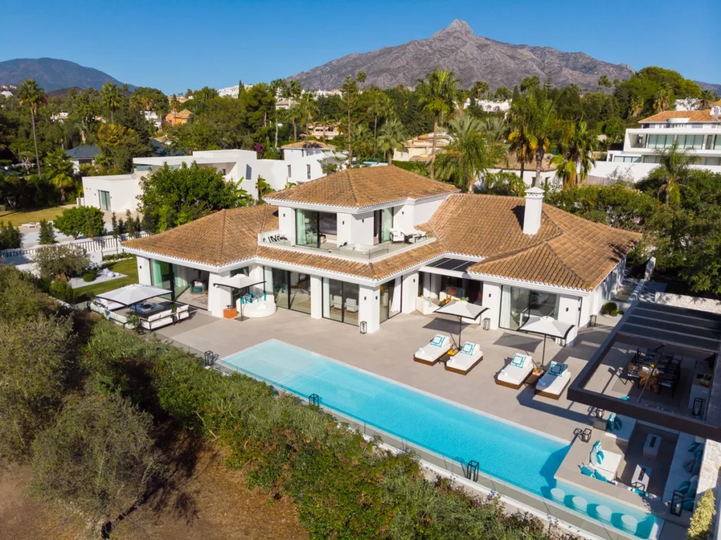Elegante Villa mit Panoramablick in Nueva Andalucía