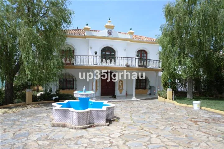 Elegante Villa in Estepona: Traumhaus an der Costa del Sol