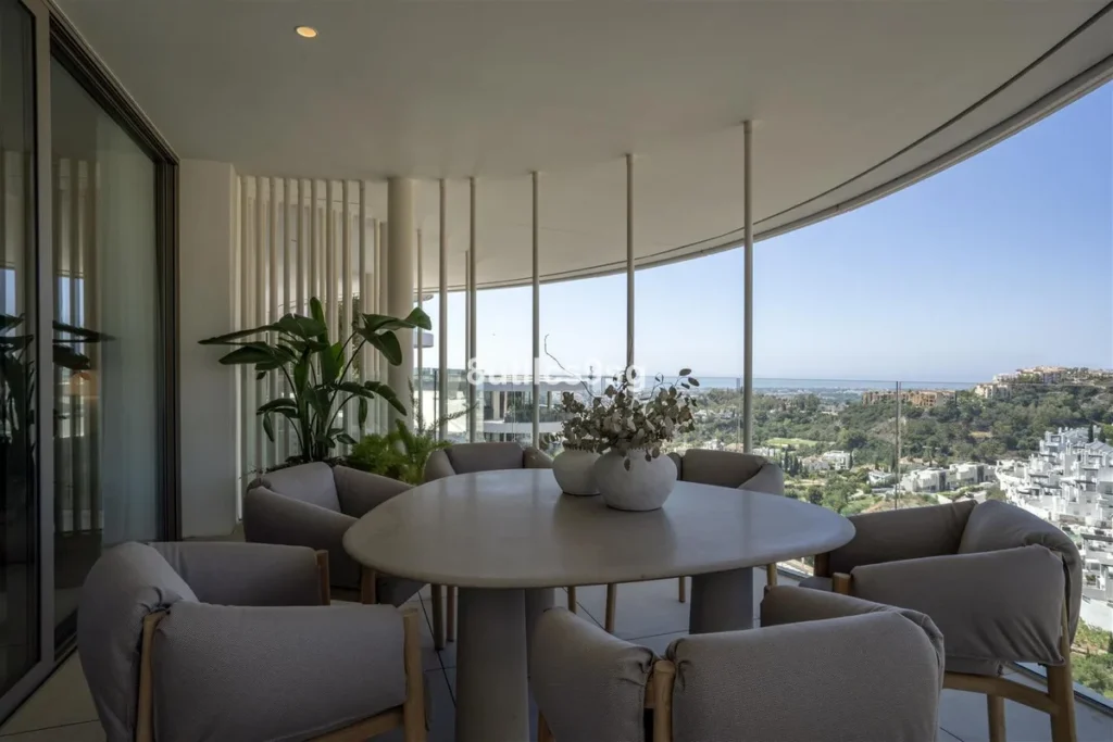 Elegante Neubauwohnung mit Panoramablick in Benahavís