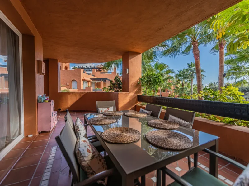 Elegantes Apartment mit Blick auf den Gemeinschaftspool in Marbella