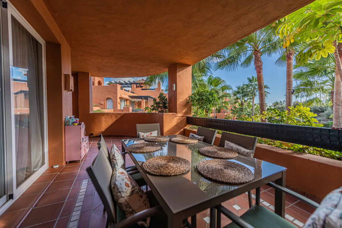 Elegantes Apartment mit Blick auf den Gemeinschaftspool in Marbella